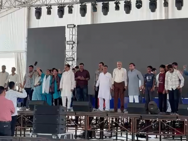 आयोजन स्थल पर शुक्रवार को मौजूद कांग्रेस नेता।