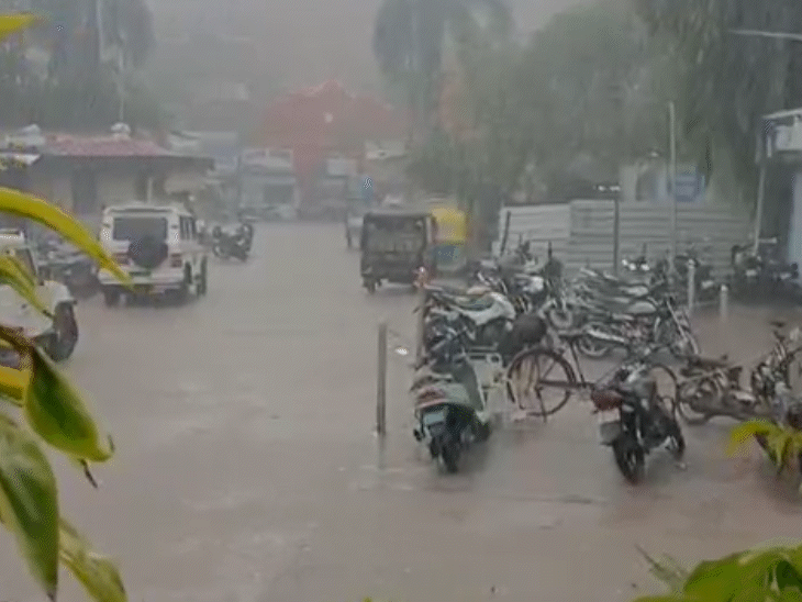 आरा में शुक्रवार को तेज हवा के साथ मुसलाधार बारिश हुई।