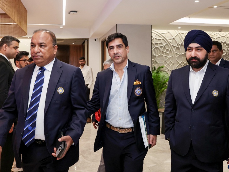 BCCI सचिव देवजीत सैकिया, प्रेसिडेंट मिथुन मन्हास और संयुक्त सचिव प्रभतेज भाटिया। तीनों BCCI की AGM में हिस्सा लेने पहुंचे थे।   - Dainik Bhaskar