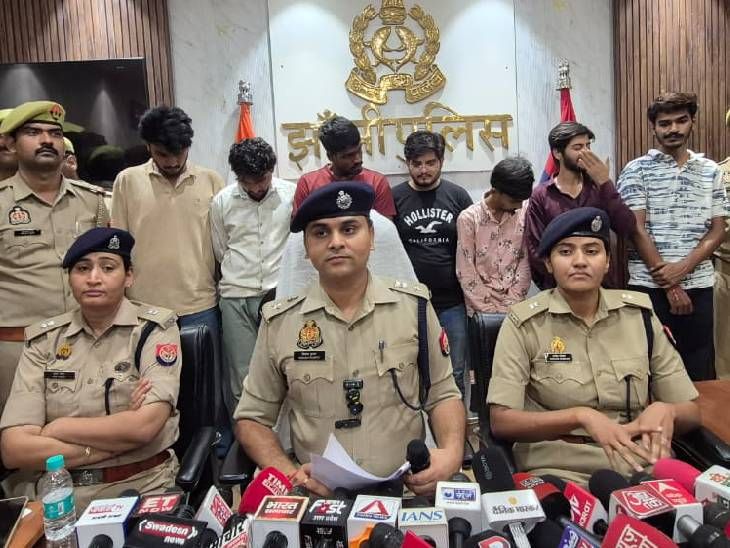 झांसी पुलिस ने सिपाही समेत 8 आरोपियों को गिरफ्तार किया है।