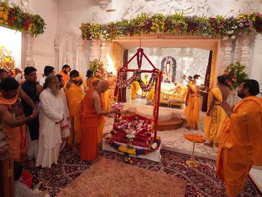 पुजारियों को रोज पीले रंग के कपड़े पहनने होंगे।