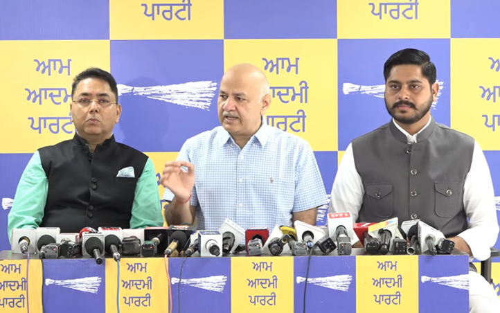 चंडीगढ़ में पत्रकारों से बात करते पंजाब AAP प्रभारी मनीष सिसोदिया। उनके साथ पंजाब प्रधान अमन अरोड़ा (बाएं) और विधायक शैरी कलसी।