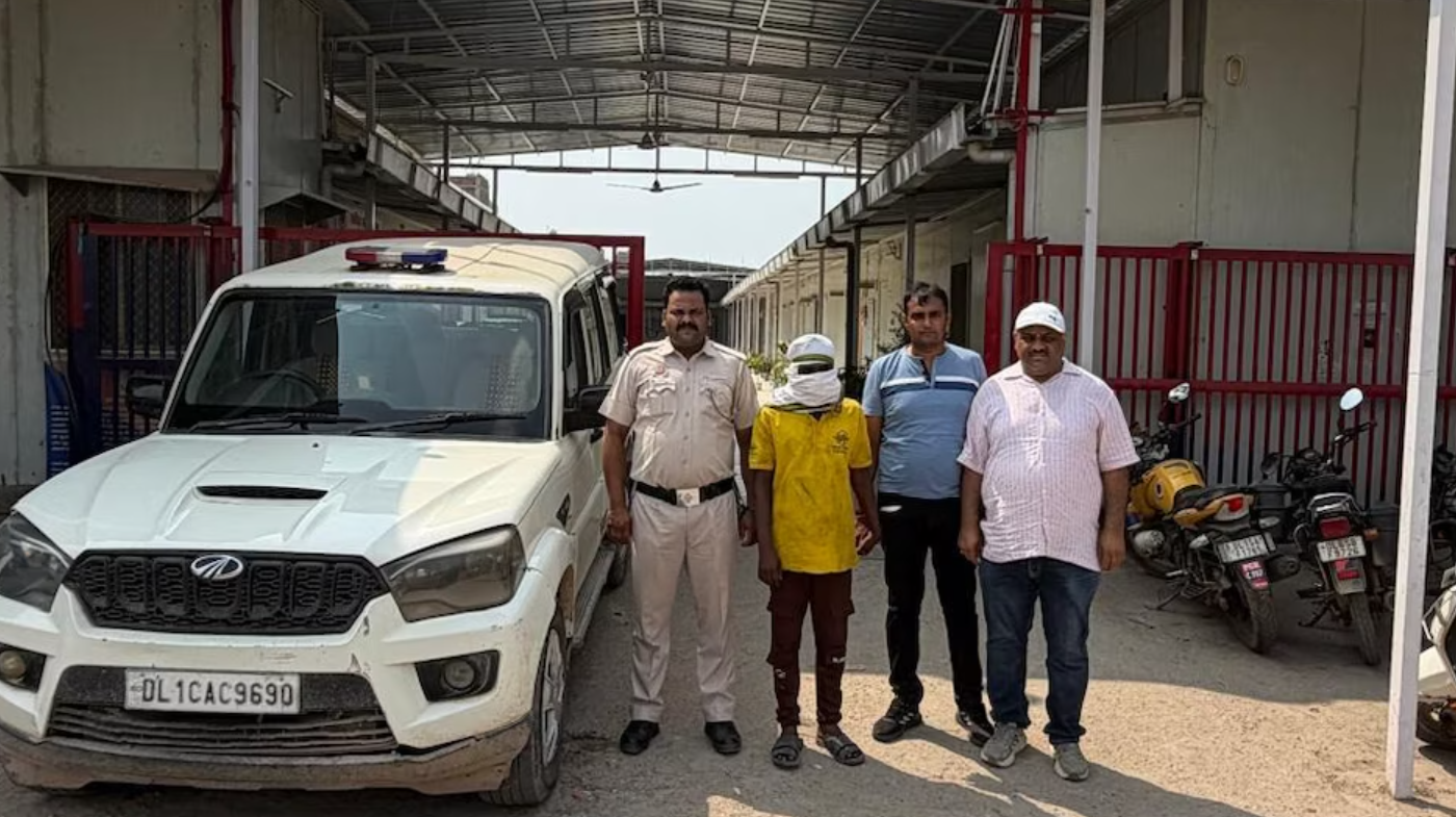 पपुलिस की हिरासत में एक आरोपी।