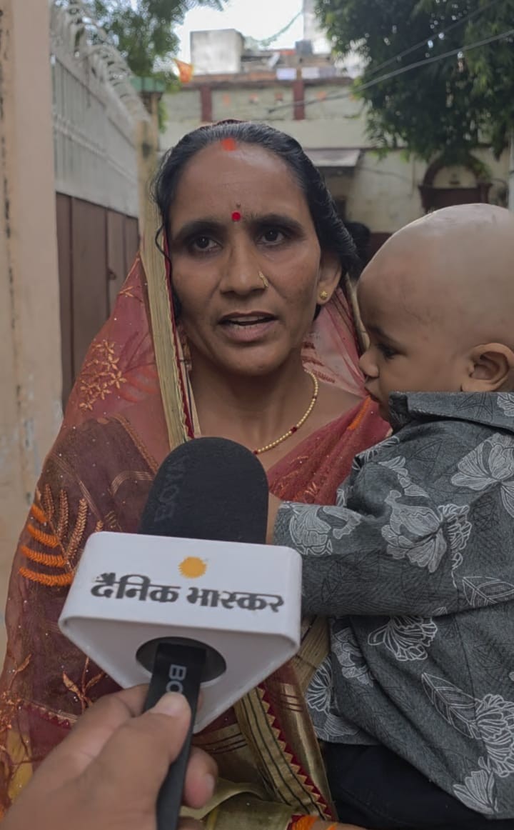 कानपुर से आई मीरा ने बताया कि कुंड में पूजन के क्या नियम हैं।