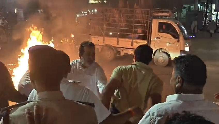 पुतला जलाने के बाद जिला अध्यक्ष मुकेश चंद्राकर कई बार आरक्षक को रोकते हुए नजर आए, इस दौरान झुमा-झटकी भी हुई।