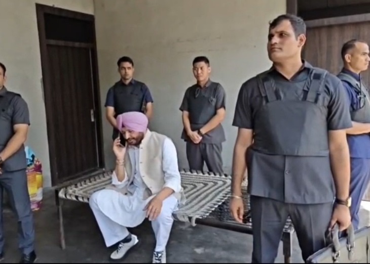 पूर्व केंद्रीय मंत्री रवनीत बिट्‌टू के काफिले पर हमले के बाद सिक्योरिटी ने उन्हें चारों तरफ से घेरे में ले लिया।
