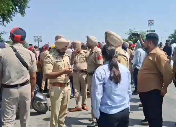 पूर्व मंत्री बिट्‌टू पर हमले के बाद भारी संख्या में फोर्स मौके पर पहुंच गई।