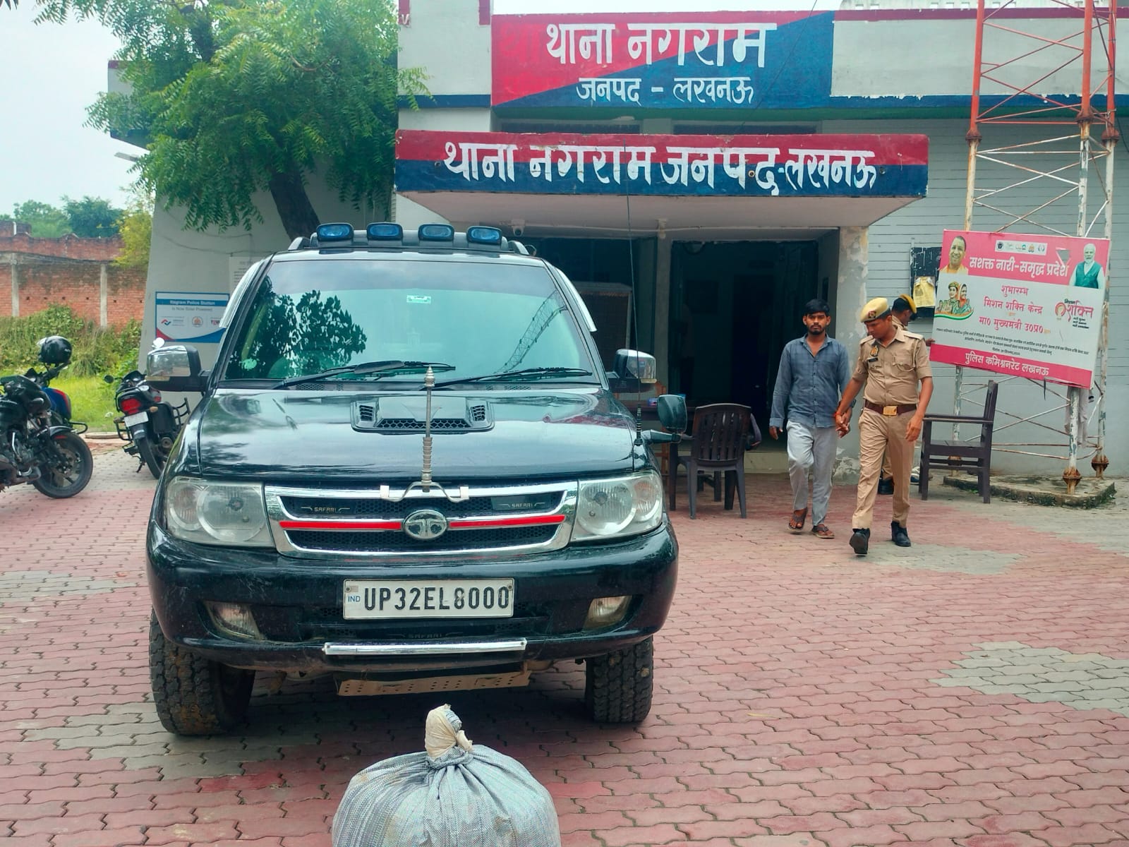 इसी सफारी कार से युवक गांजा की सप्लाई करते थे।