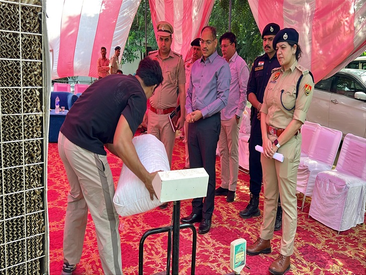 आग में जलाने से पहले सभी कट्‌टों को वजन किया गया।
