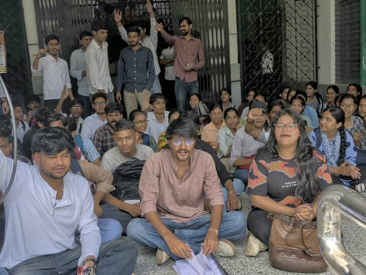 स्टूडेंट्स नई बिल्डिंग में शिफ्ट करने की लिखित तारीख तय करने की मांग कर रहे हैं।