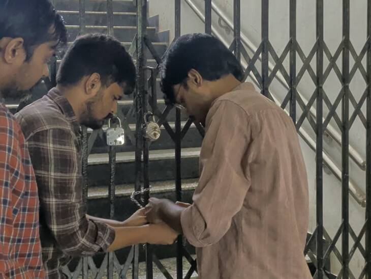 स्टूडेंट्स ने बिल्डिंग के गेट पर ताला लगा दिया।