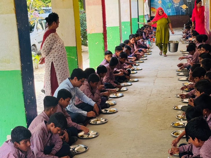 स्कूल में बच्चों के साथ मिड-डे मील में खिचड़ी खाते SDM राजेश कुमार सोनी।