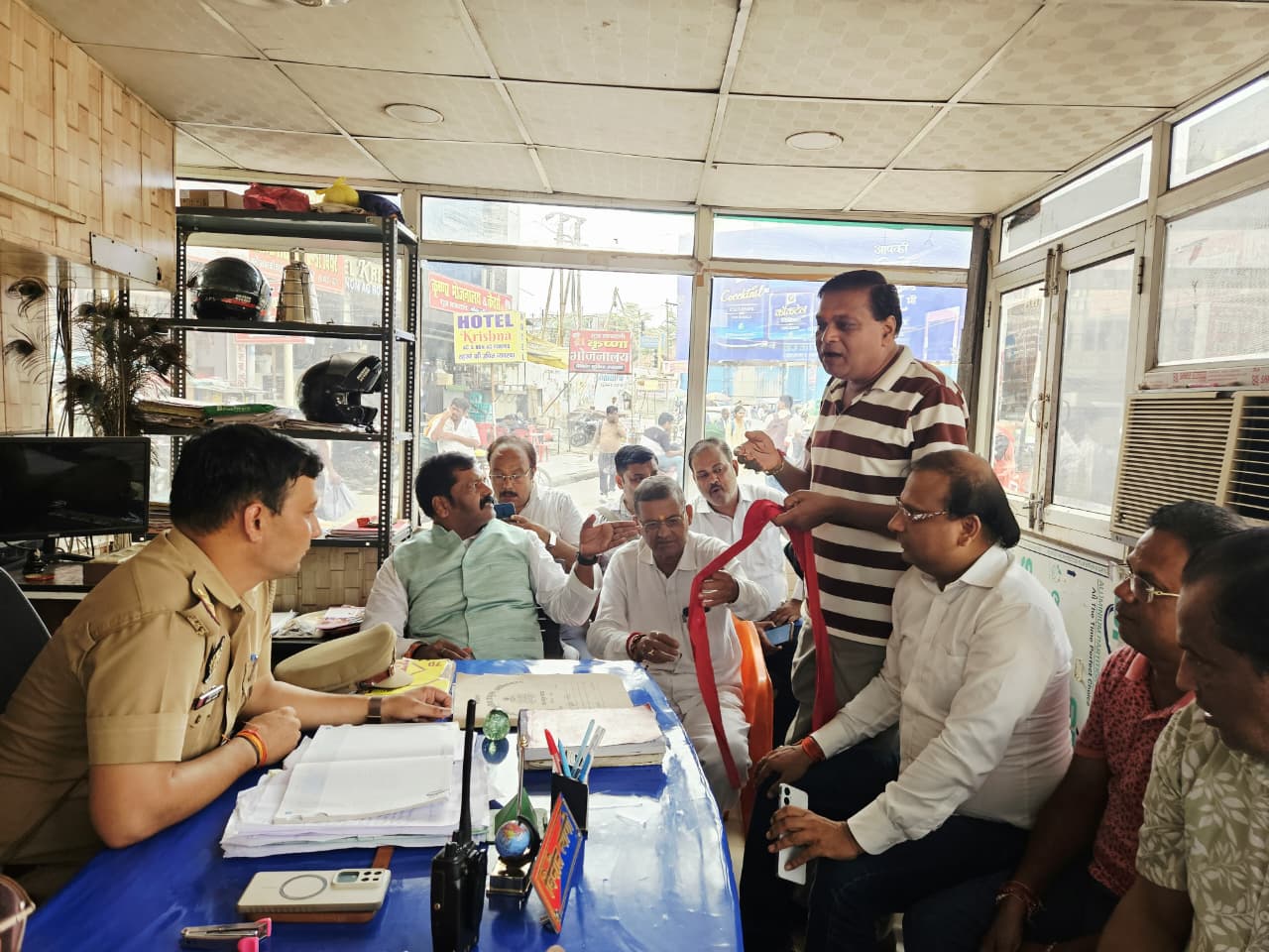 सुतरखाना चौकी में बैठे घटना से नाराज व्यापारी