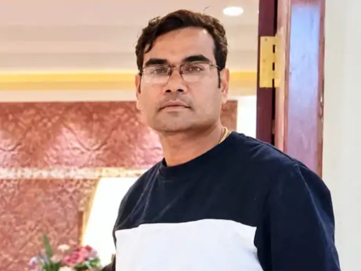 टीचर कैलाश पटेल जिस पर अभद्रता का आरोप लगा है।