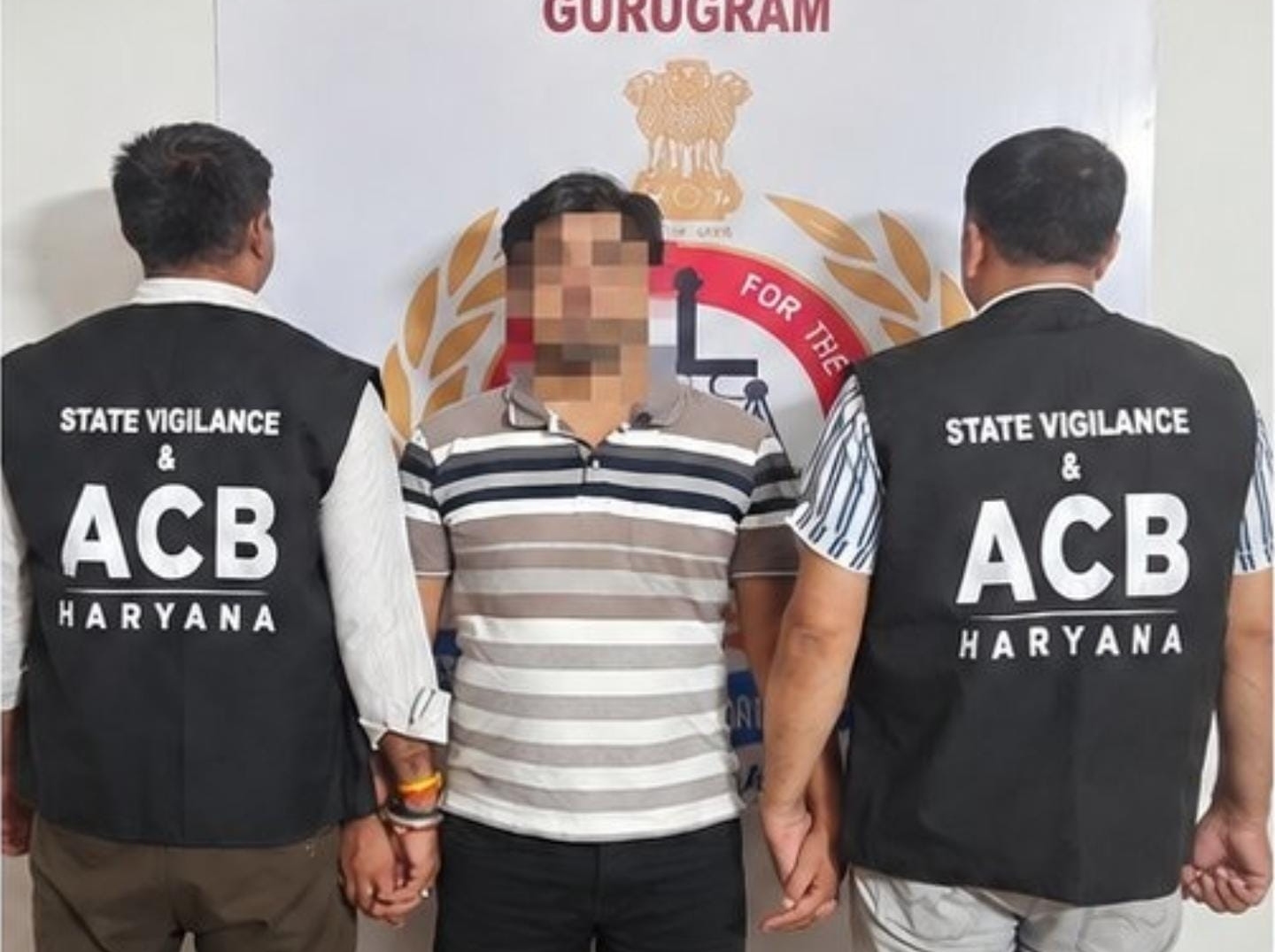 एसीबी की गिरफ्त में आरोपी कंप्यूटर ऑपरेटर।