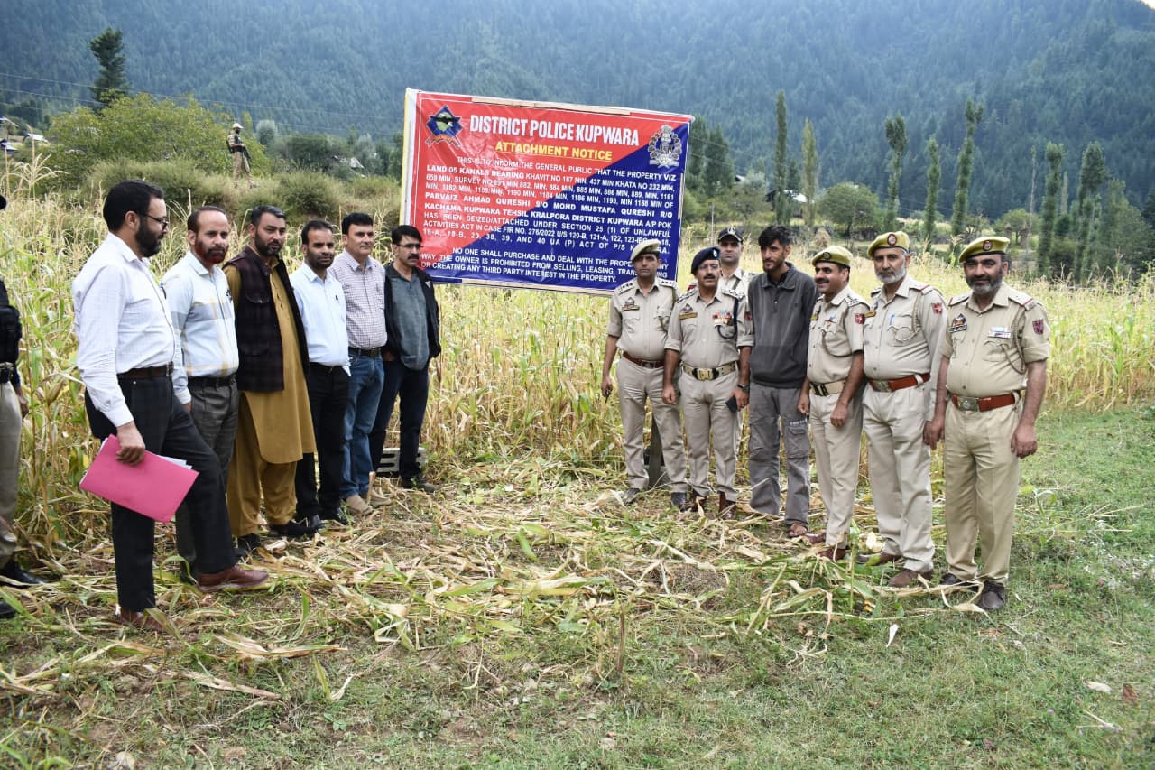 पुलिस ने कुपवाड़ा के कचामा में 15 कनाल 7 मरला जमीन और 2 मकान अटैच किए गए हैं।