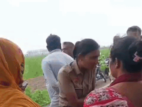 गुरुवार को स्कूल में हुए हंगामे के दौरान ग्रामीणों को समझातीं महिला पुलिसकर्मी।
