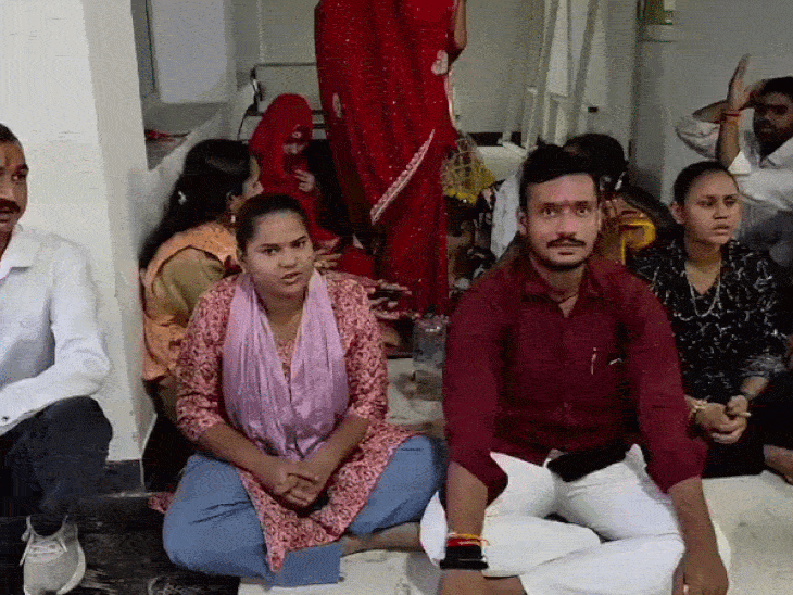 प्रदर्शन कर विरोध जताते हुए छात्र।