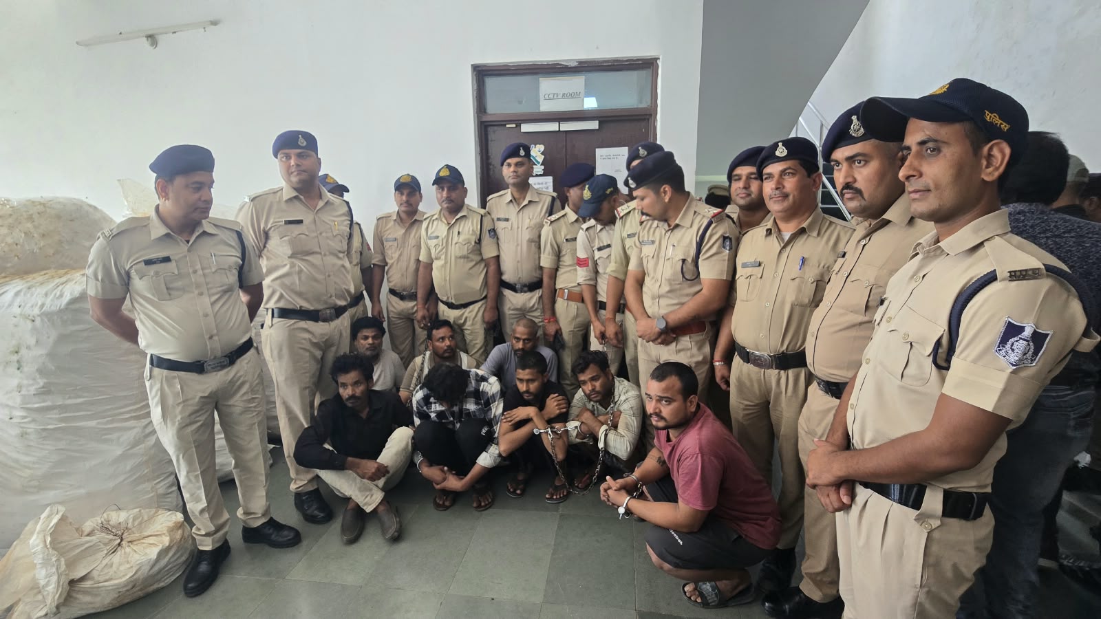 पुलिस गिरफ्त में आरोपी।