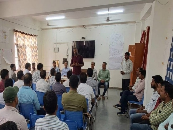 शिक्षक संघ रेसटा के जिला स्तरीय शिक्षक सम्मेलन में उपस्थित शिक्षक और शिक्षक नेता।