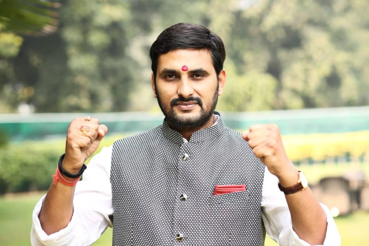 नीरज सिंह ब्रिटेन की लीड्स यूनिवर्सिटी से ग्रेजुएट हैं और एक बैडमिंटन खिलाड़ी भी रहे हैं।