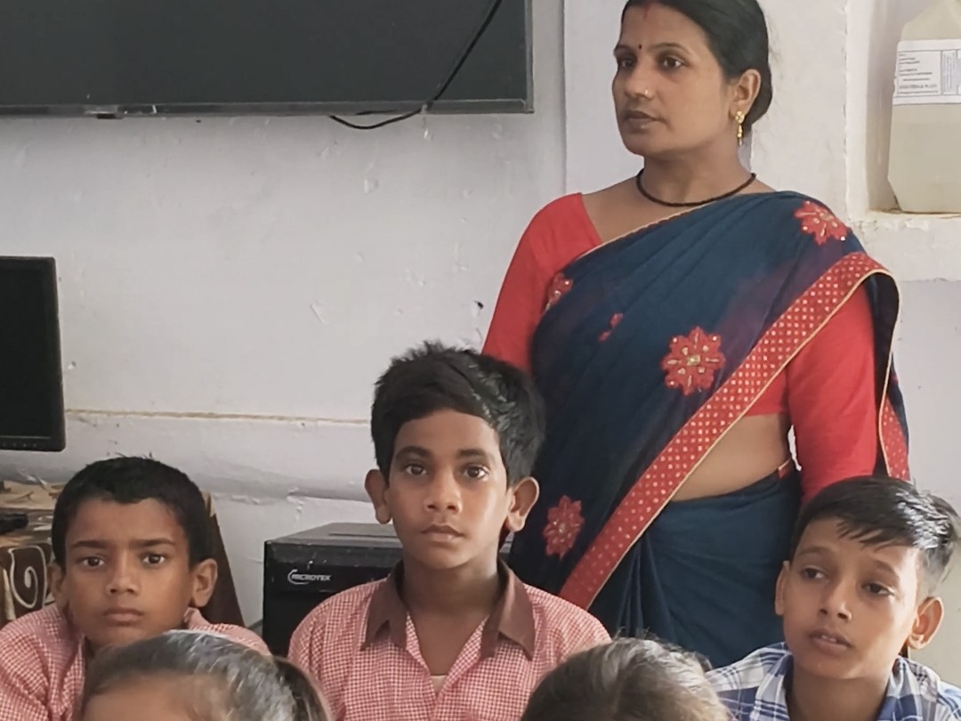 श्रावस्ती में स्मार्ट क्लास से आसान हुई पढ़ाई, रोज 40 से ज्यादा बच्चे ले रहे ऑनलाइन क्लास। - Dainik Bhaskar