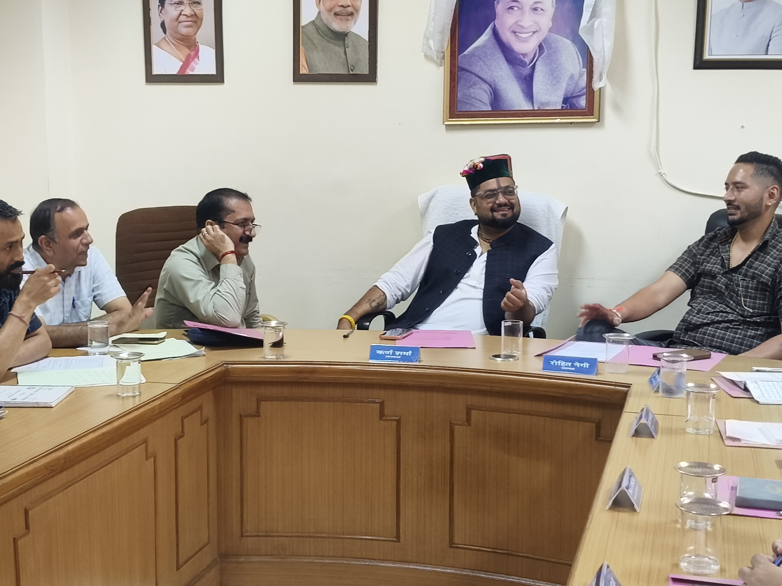 बैठक करते हुए मपुर नगर परिषद के अध्यक्ष कर्ण शर्मा