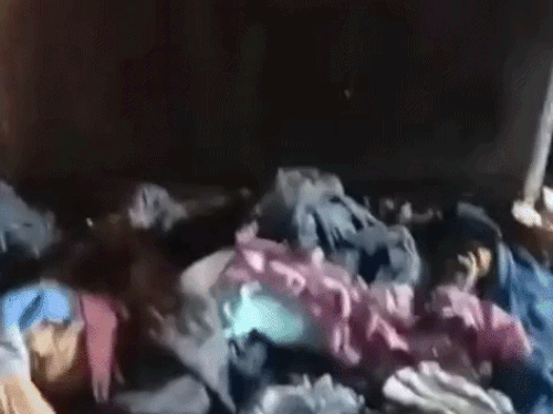 आग लगने से अलमारी और कमरे में रखे कपड़े जल गए।