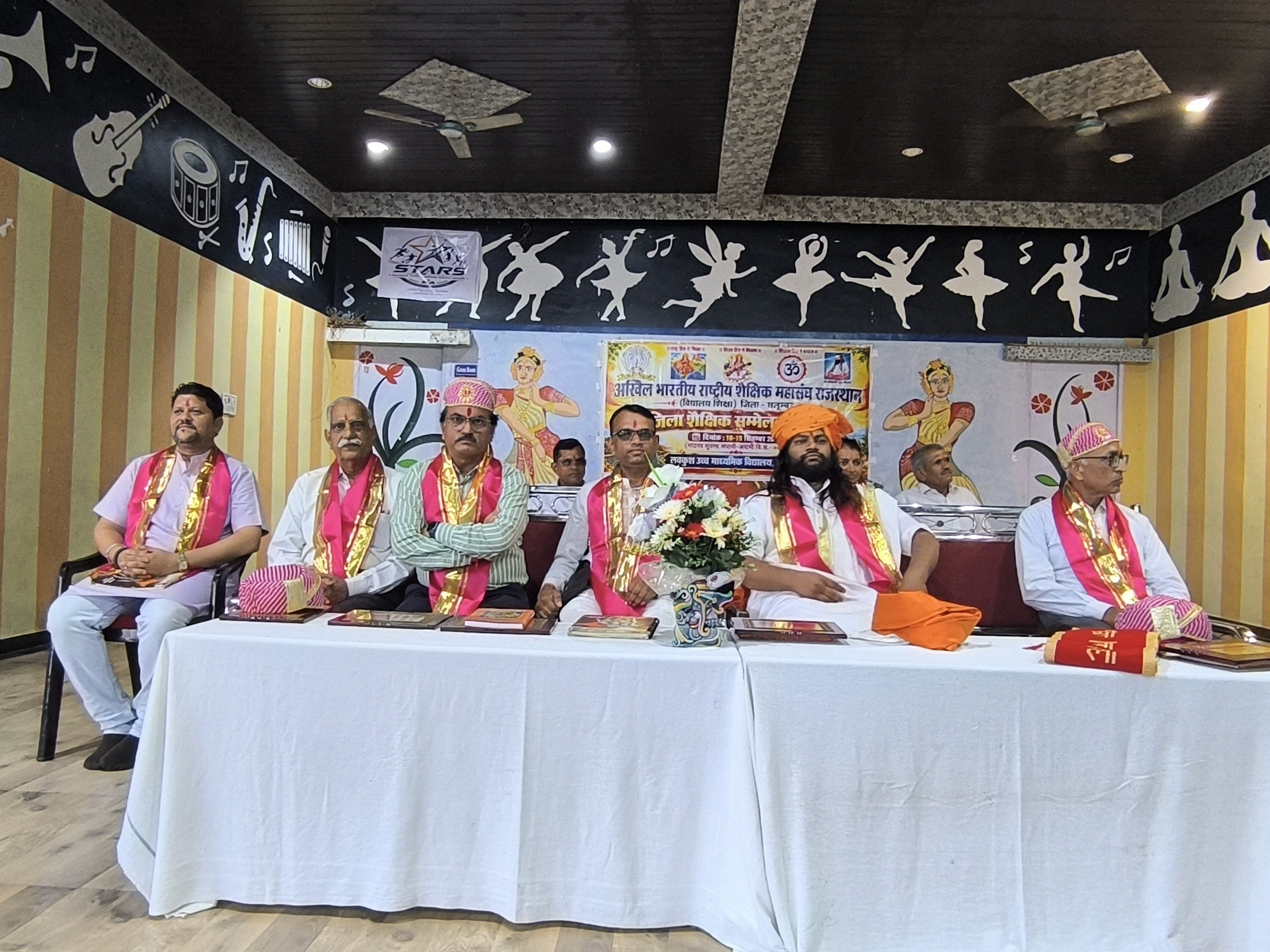 पहले दिन 3 सत्र हुए, हमारा विद्यालय हमारा तीर्थ और मैं से हम की ओर विषयों पर हुई चर्चा