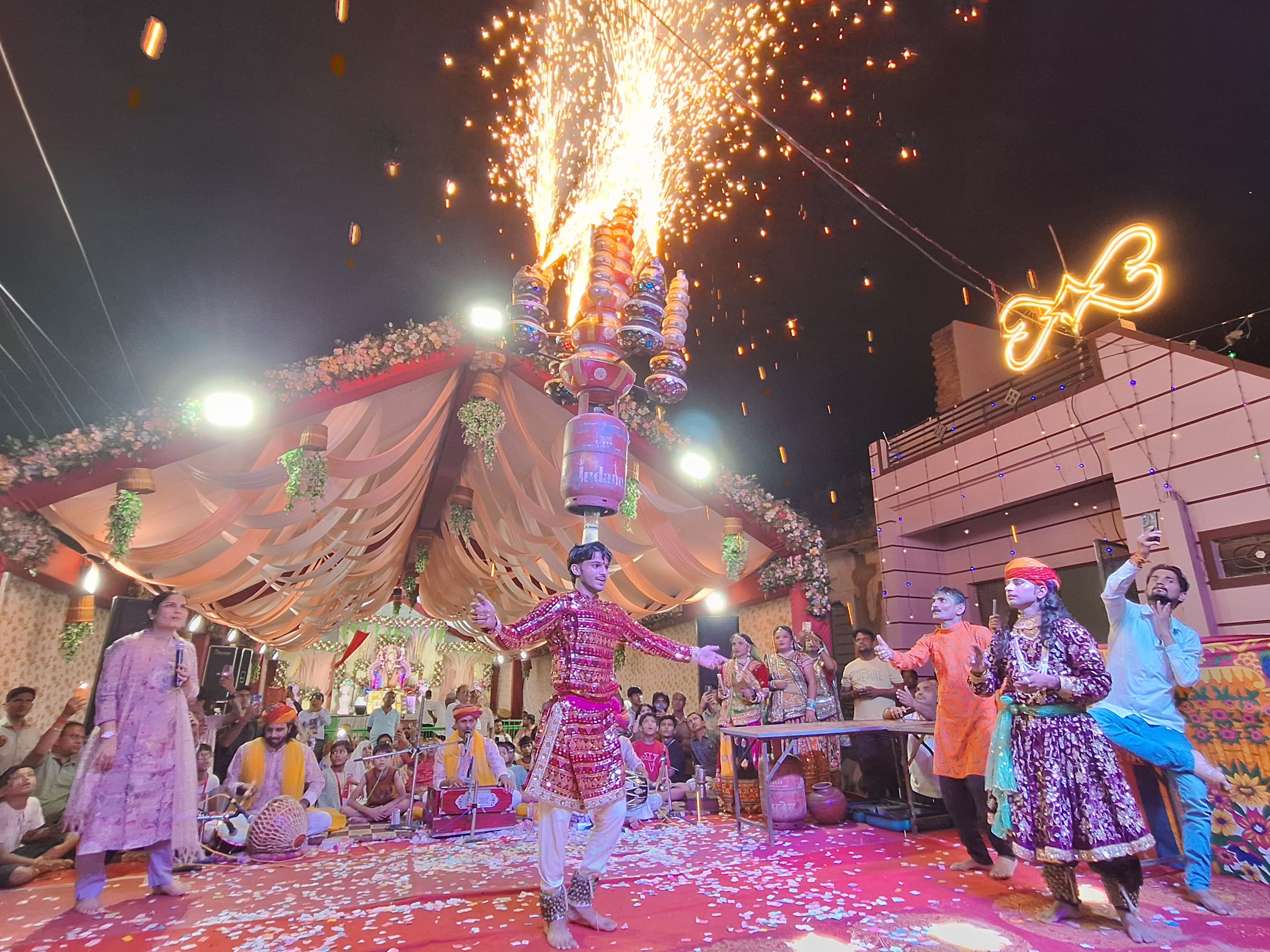शुक्रवार रात विभिन्न पांडालों में सांस्कृतिक कार्यक्रम हुए।