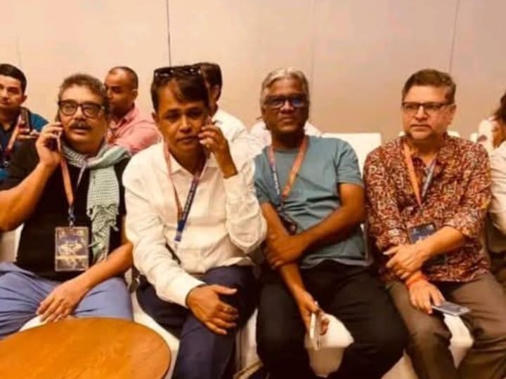 विनोद अनुपम (ब्राउन शर्ट में )