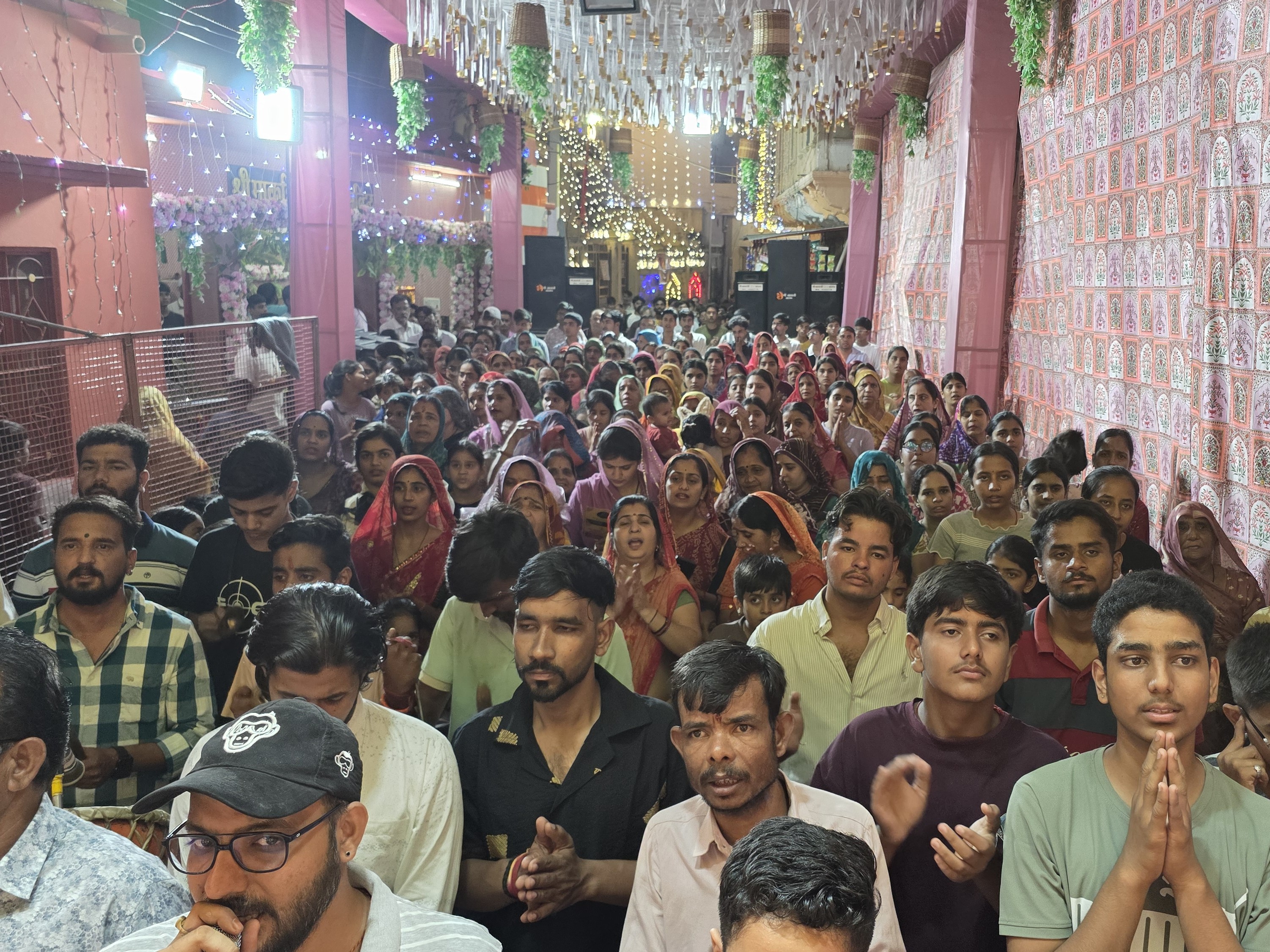 कार्यक्रम के समापन पर भगवान गणेश की महाआरती की गई।