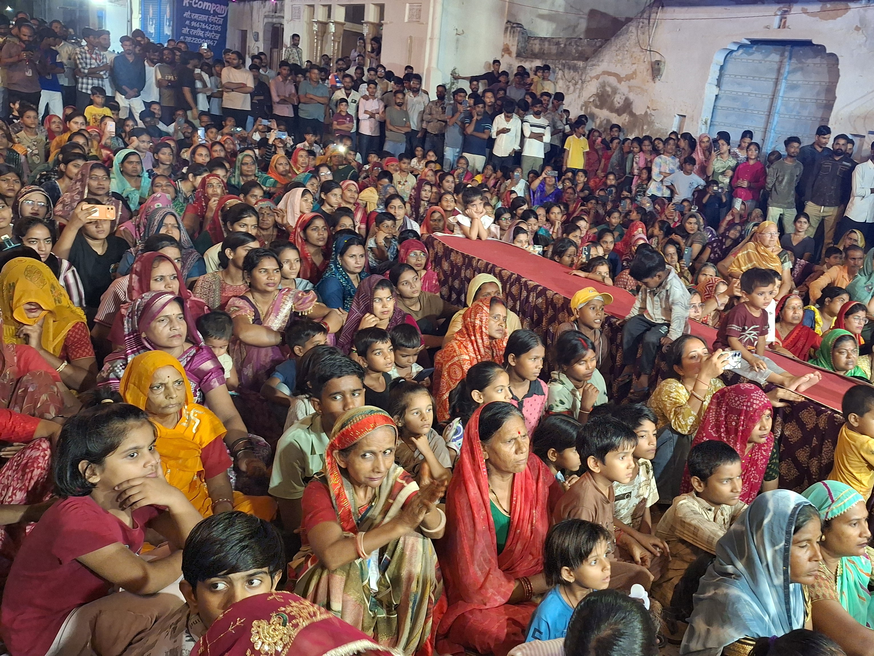 कार्यक्रम में मौजूद श्रद्धालु।