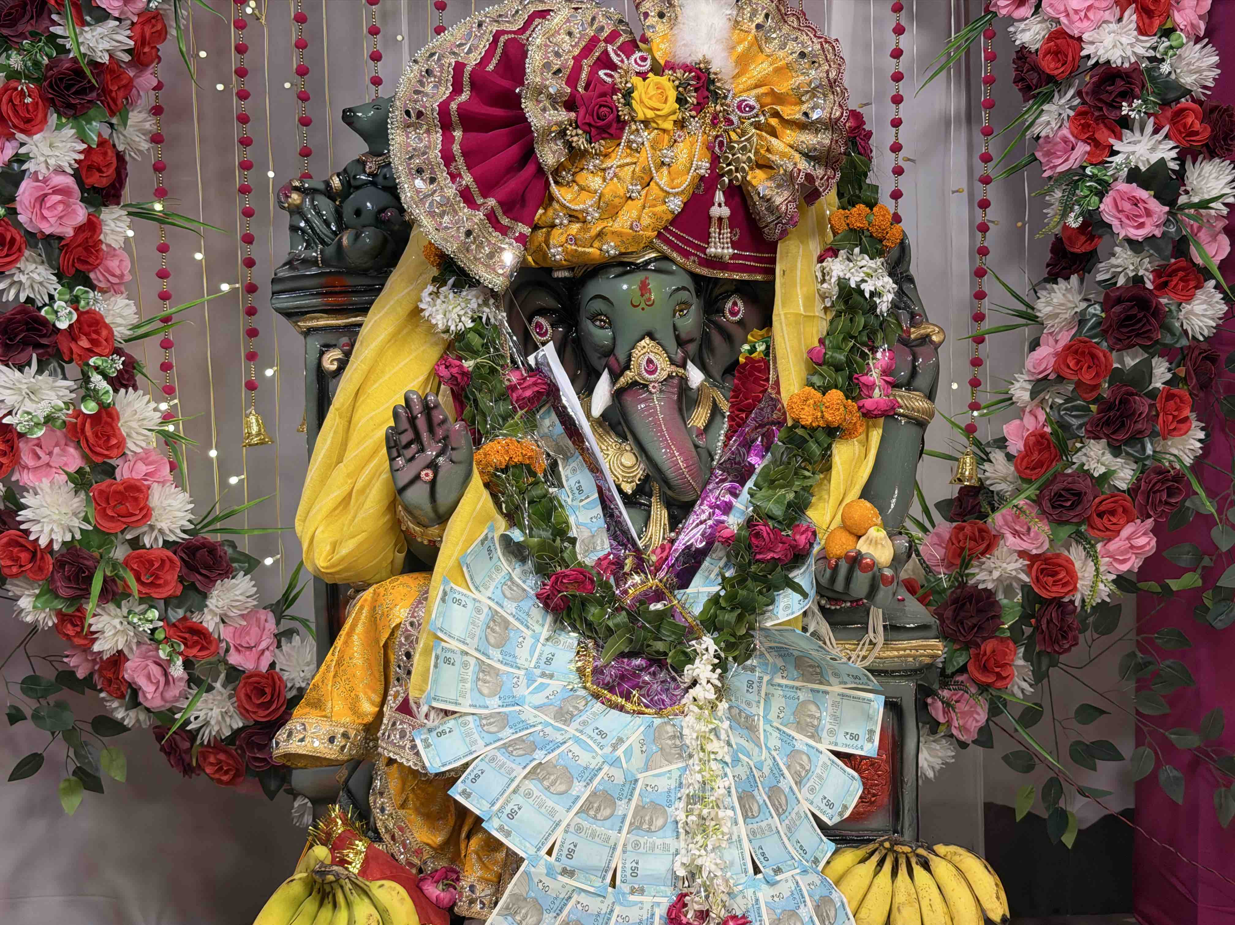 रामपुर में नौ दिन का गणेश उत्सव, सुबह से रात तक पूजा और भजन-कीर्तन।