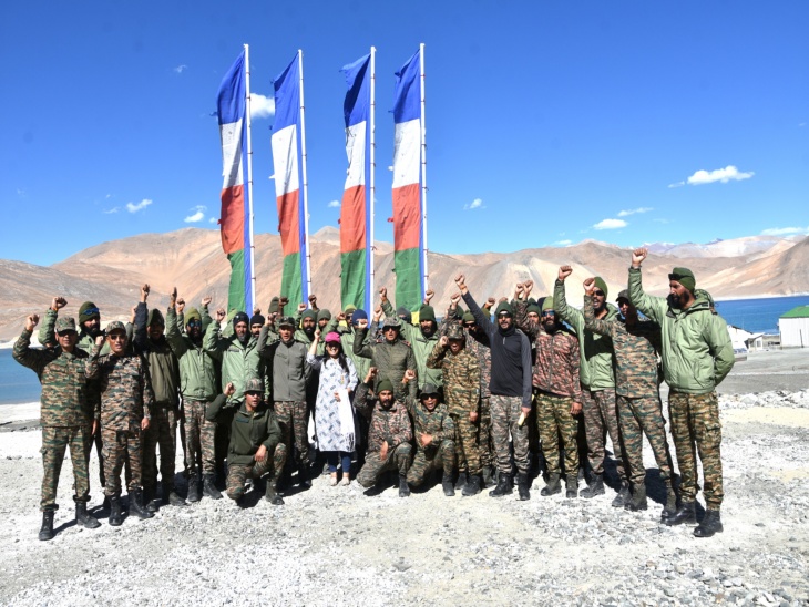 पार्वती जांगिड़ सुथार ने जवानों की कलाई पर उन्होंने स्वयं अपने हाथों से तैयार किए हुए विशेष रक्षासूत्र बांधे।