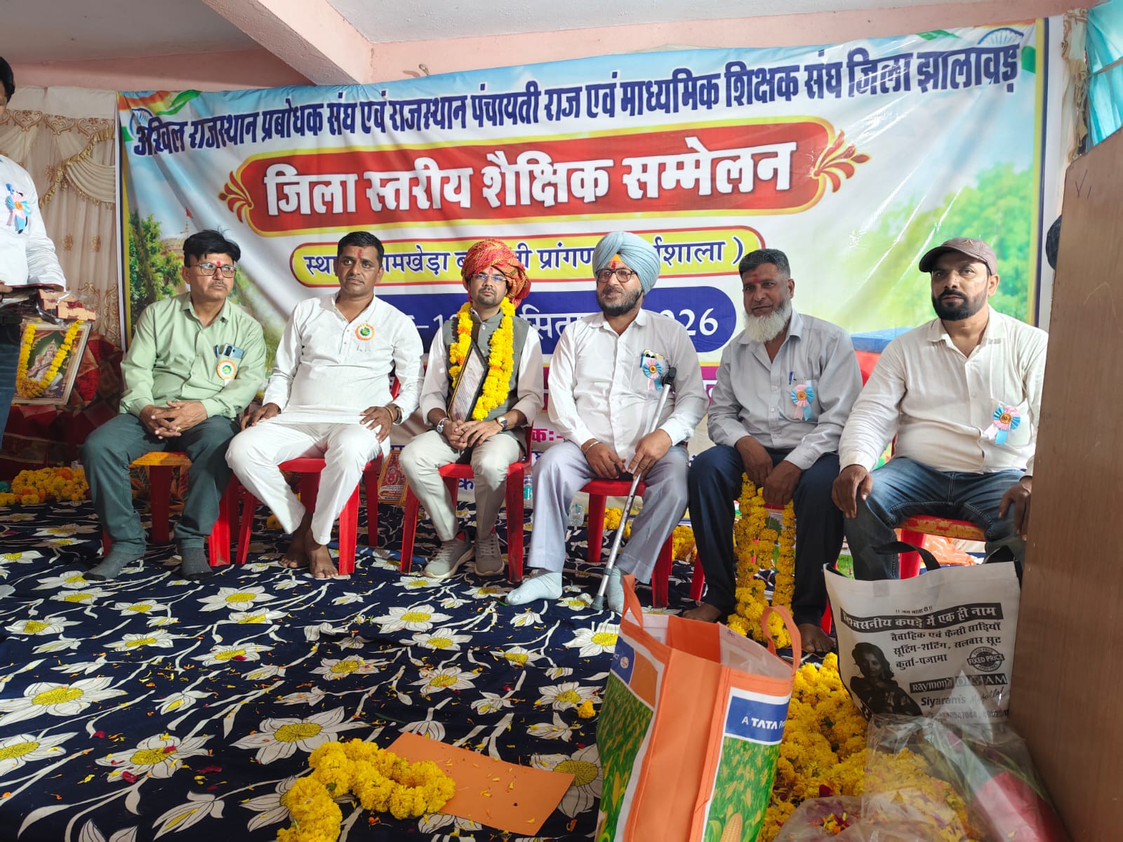 AI की भूमिका, सोशल मीडिया के प्रभाव पर चर्चा; रिटायर्ड प्रबोधक और अध्यापकों को सम्मानित किया