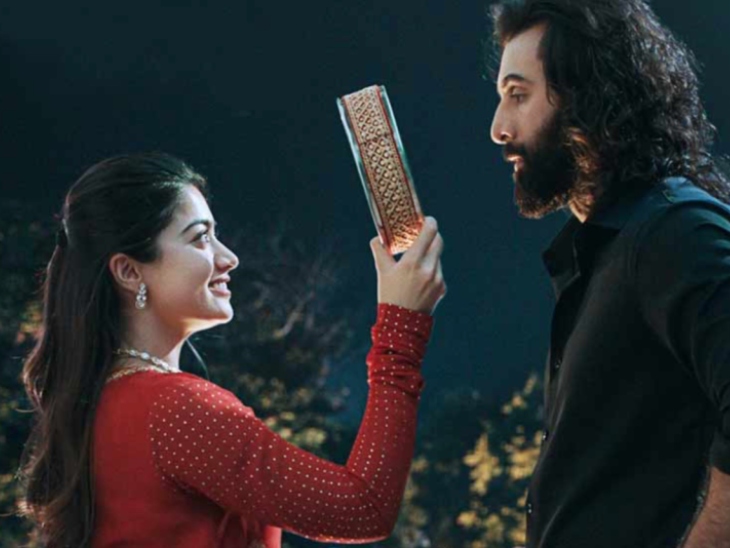 फिल्म ‘एनिमल’ में रश्मिका मंदाना (गीतांजलि) ने रणबीर कपूर (रणविजय सिंह) की पत्नी का किरदार निभाया था।