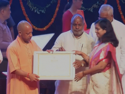 सीएम ने लोक सेवा आयोग (UPPSC) और अधीनस्थ सेवा चयन आयोग (UPSSSC) के 818 अभ्यर्थियों को जॉइनिंग लेटर बांटे।