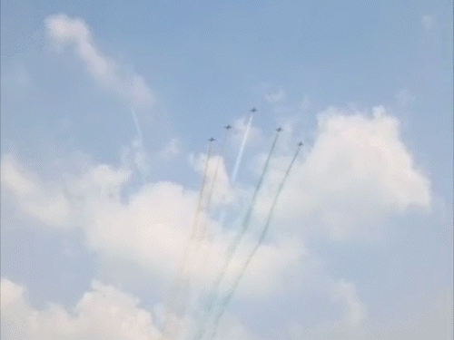 मेरठ में एयरशो के दौरान 'सूर्यकिरण एयरोबैटिक टीम' ने 9 हॉक MK-132 विमानों के साथ हैरतअंगेज करतब दिखाए। - Dainik Bhaskar