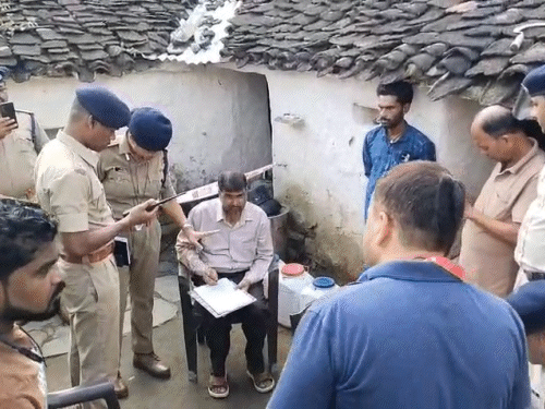 घटना स्थल पर जांच करते पुलिसकर्मी।
