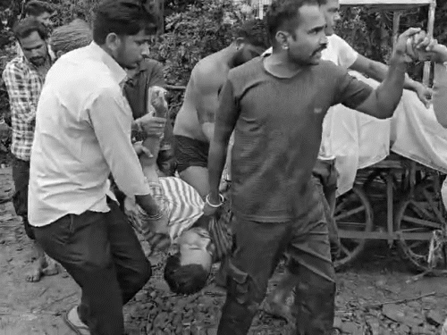 नाले से शवों को बाहर निकालकर ले जाते ग्रामीण।
