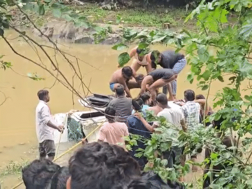 हादसे की जानकारी मिलते ही ग्रामीण मौके पर पहुंचे। शवों को कार से निकाल रहे।
