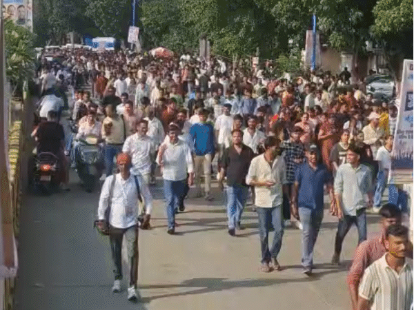 कार्यक्रम स्थल तक पहुंचने वाला रास्ता वाहनों के लिए बंद था। हजारों युवा पैदल नजर आए।