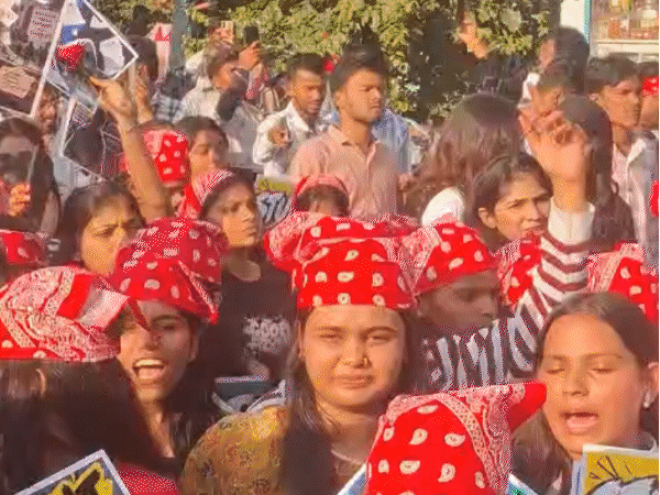 युवतियां एक जैसे स्कार्फ लगाकर पोस्टर्स लेकर पहुंचीं। कार्यक्रम स्थल में इतनी भीड़ की पुलिस को बाहर निकालना पड़ा।