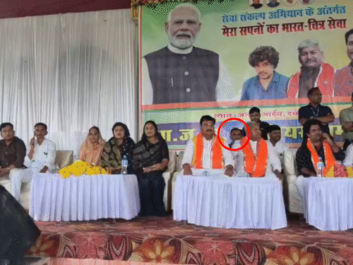 इमरती देवी मंच पर नहीं गई। कार्यकर्ताओं के साथ बैठी। - Dainik Bhaskar