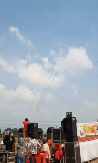 सूर्यकिरण एयरोबैटिक टीम ने 9 हॉक MK-132 विमानों के साथ असमान में तिरंगा बनाया।