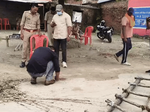पुलिस और फोरेंसिक टीम ने मौके से सबूत इकट्‌ठे किए थे।