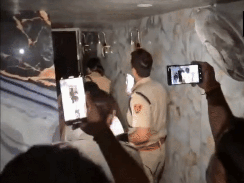 स्पा सेंटर के अंदर प्रवेश करते हुए पुलिस की टीम।