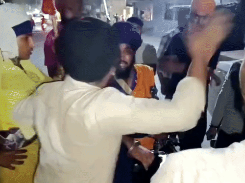 बहस के बाद निहंग के साथ लाठी-डंडों से मारपीट की गई और थप्पड़ मारे गए।