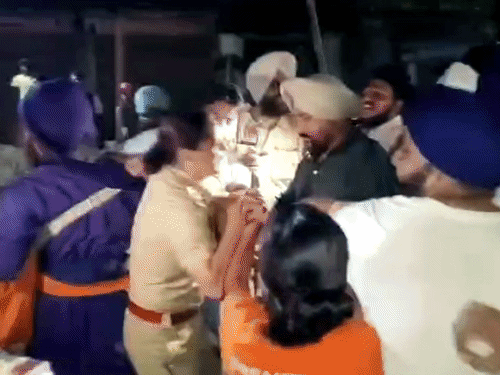 लेडी एसएचओ के साथ बदसलूकी करते निहंग।